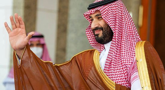 Saudi Arabia invites gay tourists… while continuing to severely punish