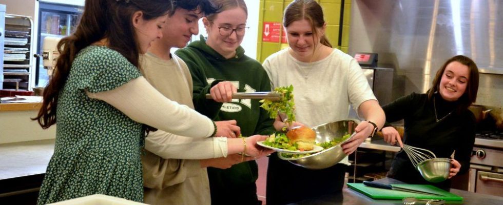 Stratford District secondary school culinary club hosting year end fundraiser dinner