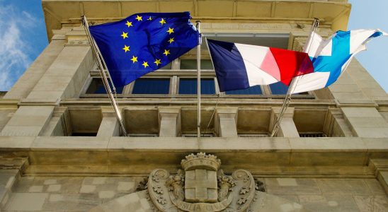 The European flag made compulsory on the facades of town