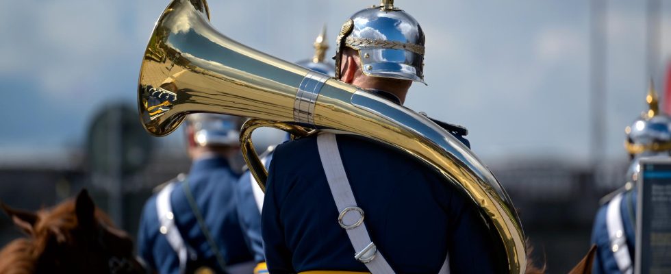 The high guard gets a new safer helmet