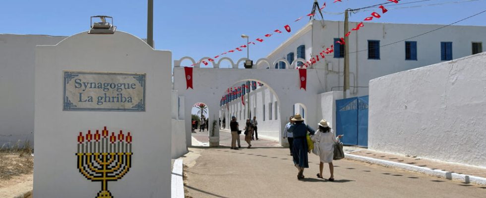 Tunisia an armed attack kills five on the island of