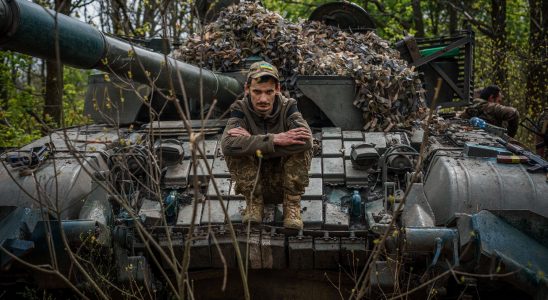 Ukraine Zelenskys army will continue to hold Bakhmout against Russian