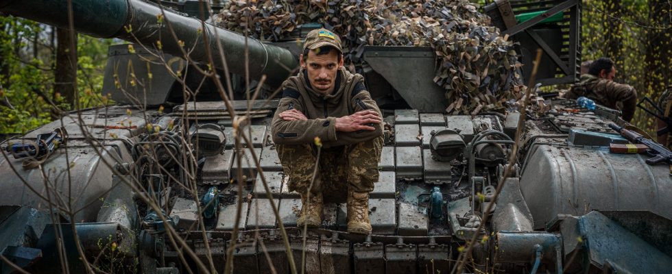 Ukraine Zelenskys army will continue to hold Bakhmout against Russian