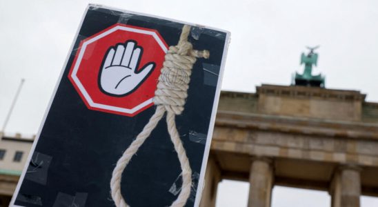 more than ten people are executed every week denounces the