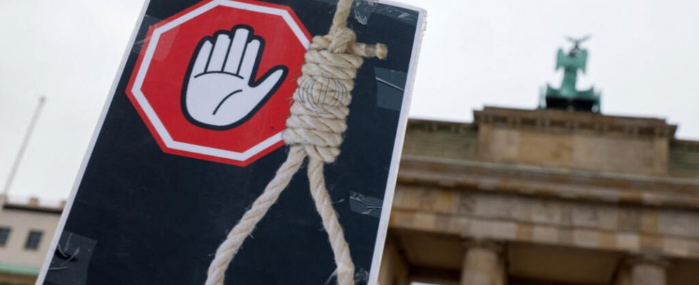 more than ten people are executed every week denounces the