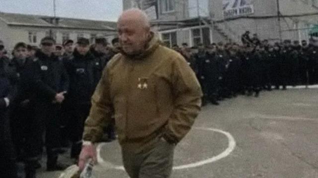 Wagner leader Yevgeni Prigojin walks past prisoners at a prison he went to recruit as a mercenary (Archive)