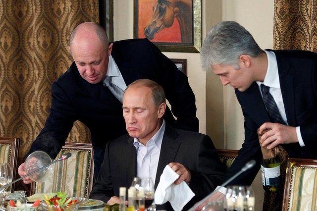 Yevgeny Prigojin serves Vladimir Putin at a dinner on November 11, 2011