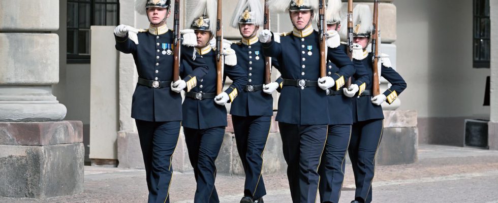 500 years of high guard are celebrated with a parade