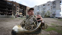 A Ukrainian soldier sings a resistance song in Finnish in