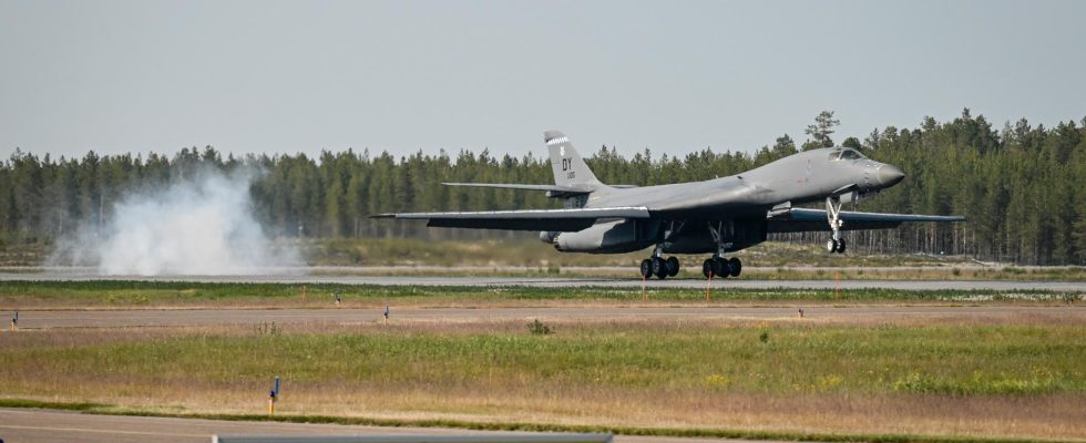 American bombers on historic visit to Sweden