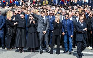 Berlusconi the day of farewell choirs and applause in Piazza