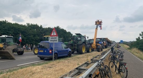 Blockade of Rijnbrug in Rhenen passed by angry farmers without