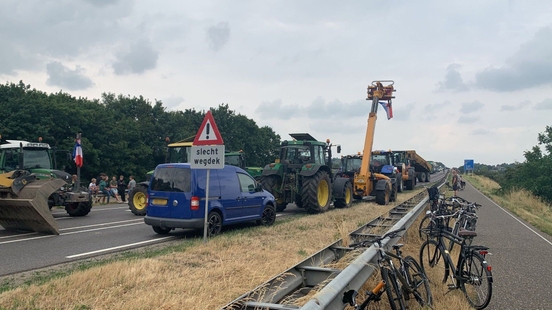 Blockade of Rijnbrug in Rhenen passed by angry farmers without