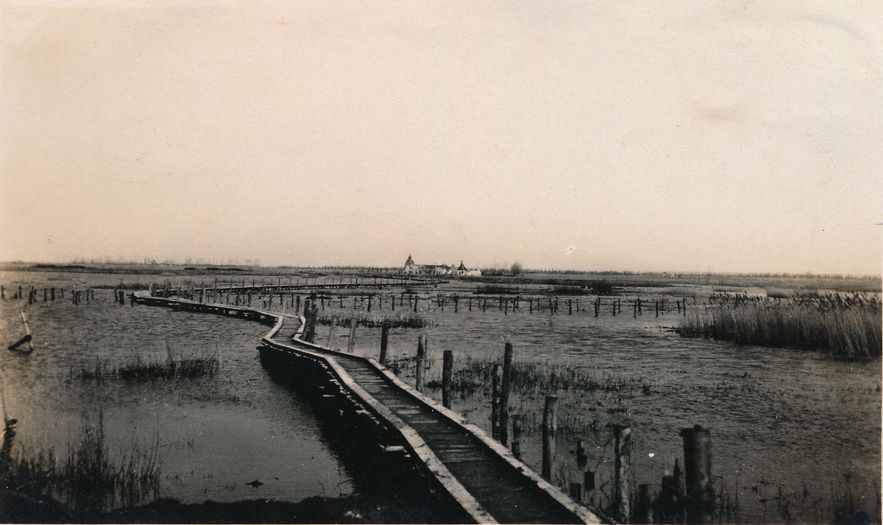 For four years, a simple embankment of 1.20 meters, where the railway passes, protects the French side from flooding after the battle of the Yser