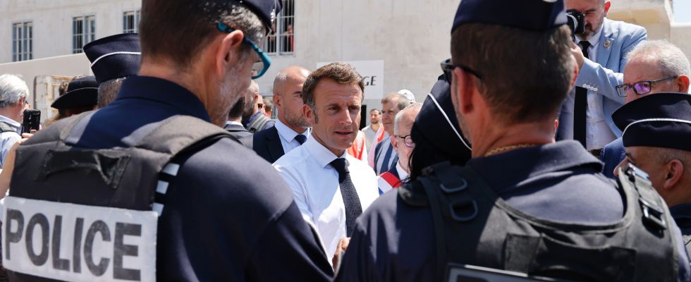 Emmanuel Macron and the police the zigzags of a president