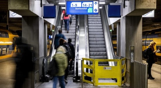 Escalators and elevators often broken down at Utrecht stations travelers