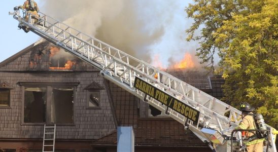 Fire breaks out in heritage building in Sarnia