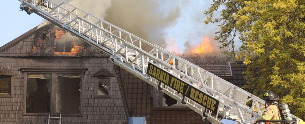 Fire breaks out in heritage building in Sarnia