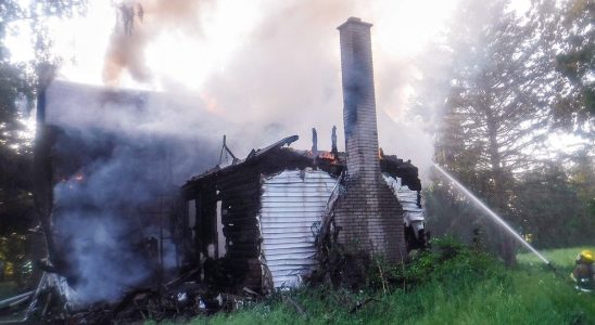 Fire destroys home on White Swan Road in Brant