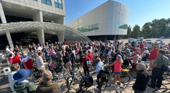 Hundreds of demonstrators cycle to the provincial government in protest