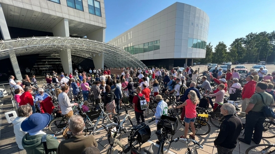 Hundreds of demonstrators cycle to the provincial government in protest