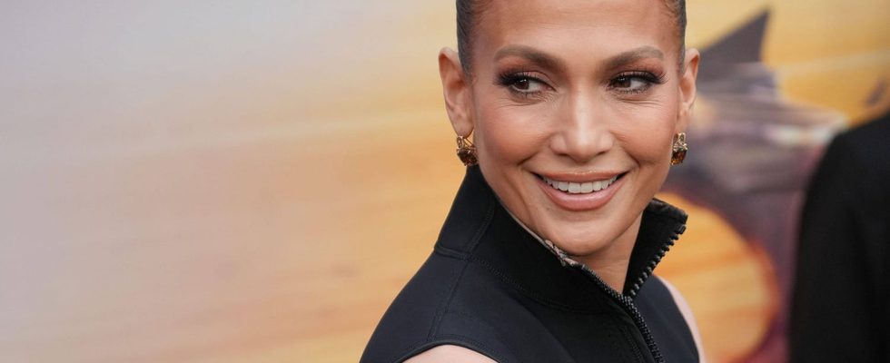 Jennifer Lopez sensational with her new cut the fans wonder