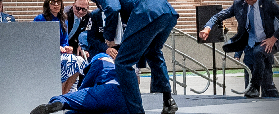 Joe Biden falls without a hand after talking about