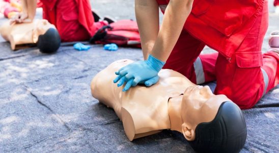 Lyon a man jumps from his wheelchair to resuscitate a