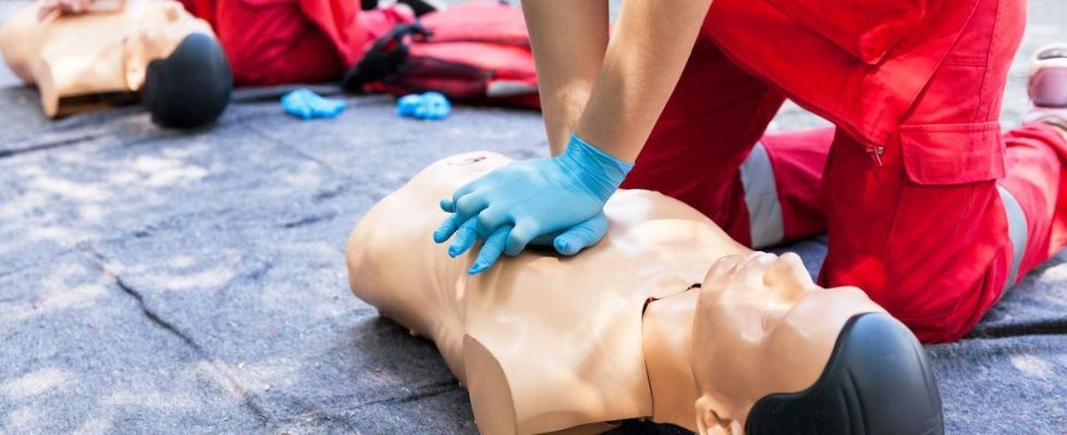 Lyon a man jumps from his wheelchair to resuscitate a