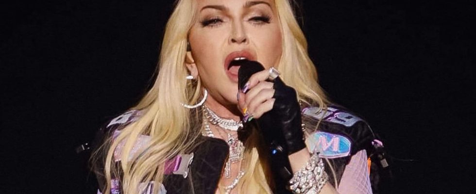 Madonna hospitalized what is the singer suffering from