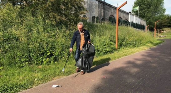 Menno picks up litter along the Waterlinie Wandelpad We want