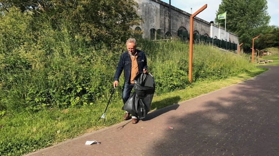 Menno picks up litter along the Waterlinie Wandelpad We want