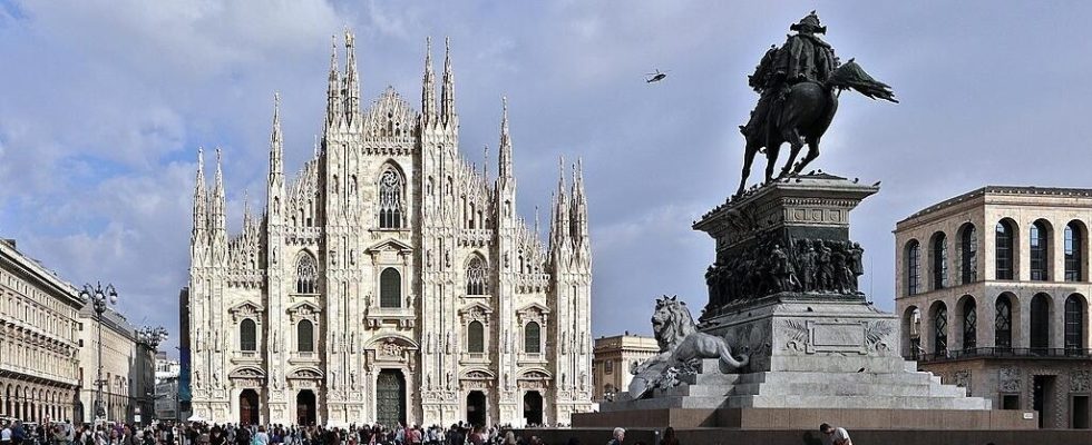 Milans Duomo square awaits several thousand people for Berlusconis funeral