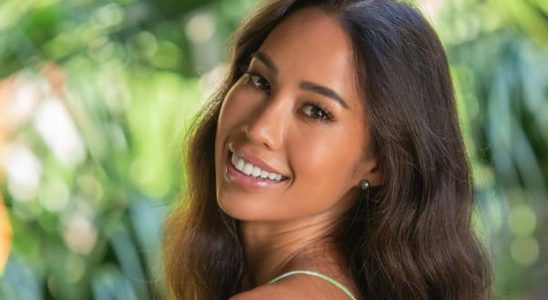 Miss Tahiti discover the portrait of Ravahere Silloux first elected