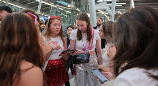 Nervous Harry Styles fans at Utrecht Central Station due to