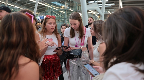 Nervous Harry Styles fans at Utrecht Central Station due to