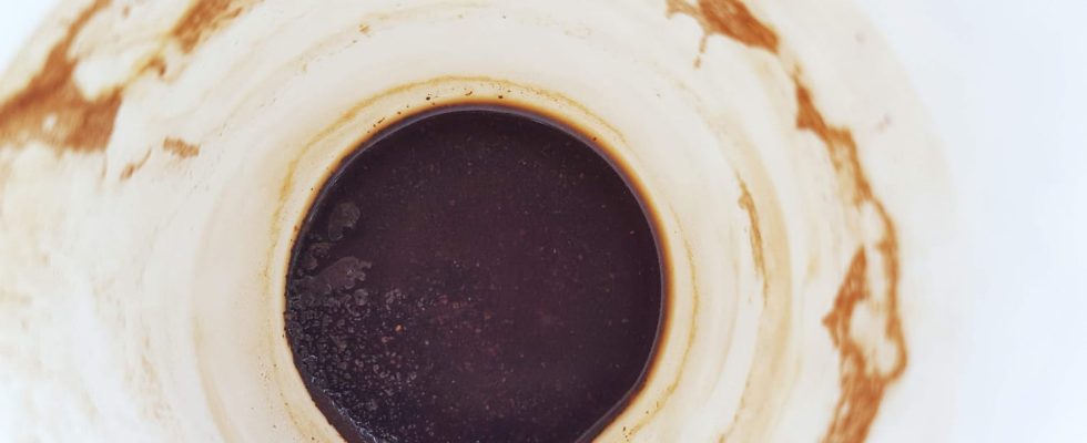 No need to constantly scrub your dirty cup of coffee