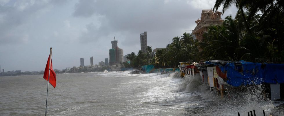 Over 100000 evacuated after cyclone warning