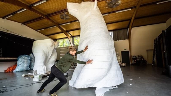 Pissing Polar Bear comes ashore in Amersfoort