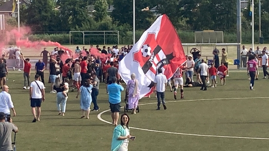 Promotion SV Nieuw Utrecht after penalty shootout Jonathan drops to