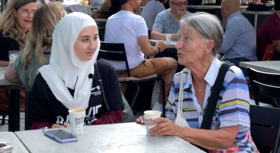 Refugee Safa 19 makes bakkies of coffee with Utrechters Only