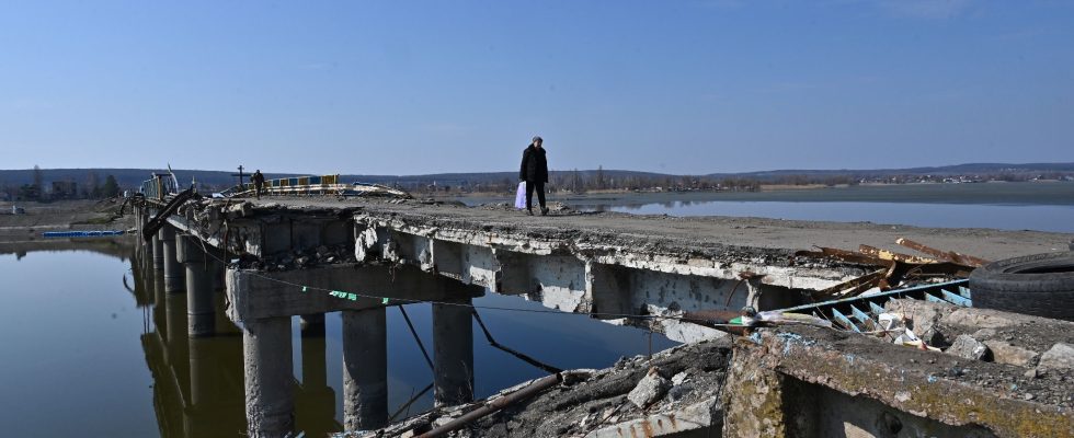 Russia accuses kyiv of damaging a bridge between annexed Crimea