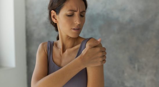 Shoulder dislocation symptoms what to do