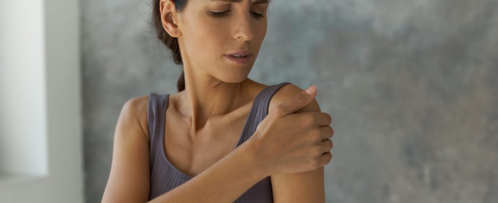 Shoulder dislocation symptoms what to do