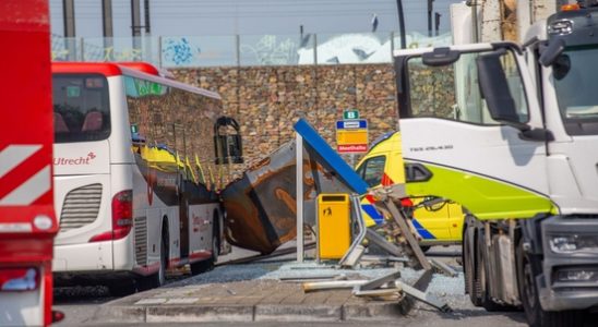 Truck driver drives into bus shelter in Breukelen three people