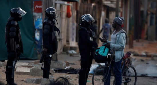 Violence in Senegal the political camps return the responsibility