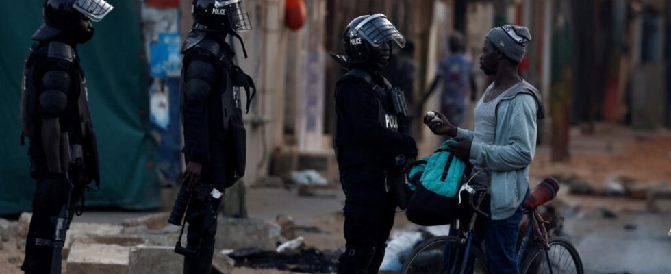 Violence in Senegal the political camps return the responsibility