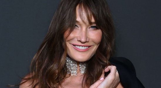 Wet hair smoky eyes and bikini Carla Bruni plays it