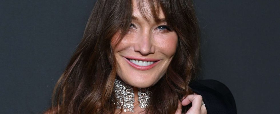 Wet hair smoky eyes and bikini Carla Bruni plays it