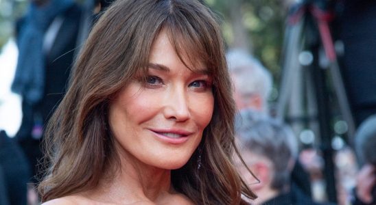 Without makeup Carla Bruni surprises her fans with a flamboyant